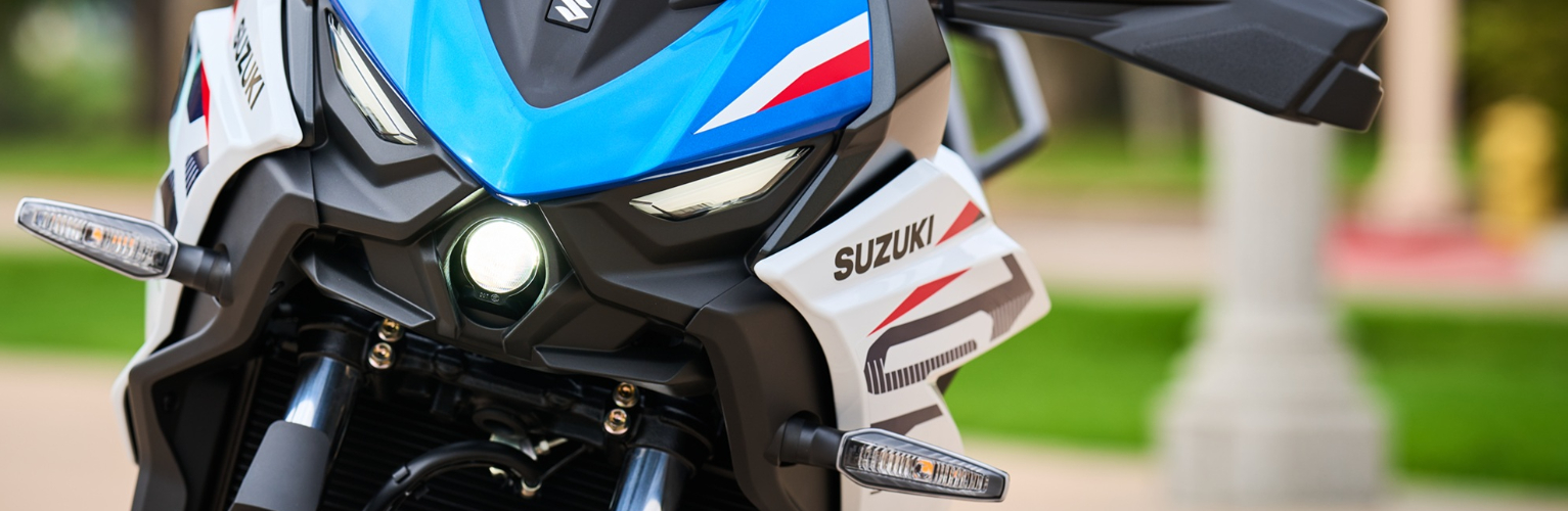 close front view of the fairing of the blue and white Suzuki SV-7GX